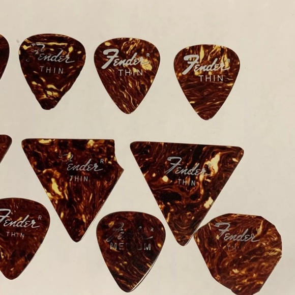 13 Vintage Fender 1960’s 1970’s Tort Celluloid Guitar Picks - Some Used - Picture 4 of 4